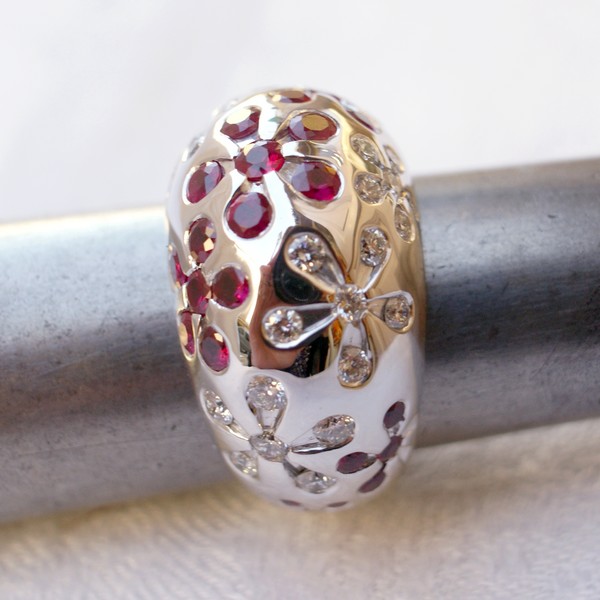 Bague or gris avec rubis et diamants
