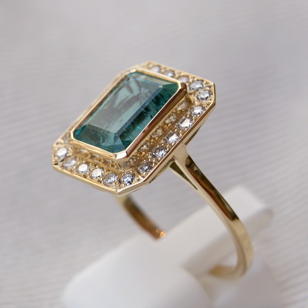Bague or jaune avec émeraude et diamants