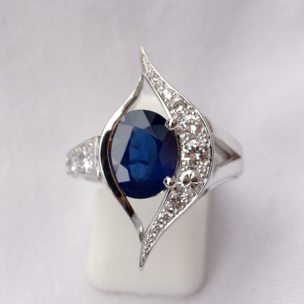Bague or gris avec saphir et diamants