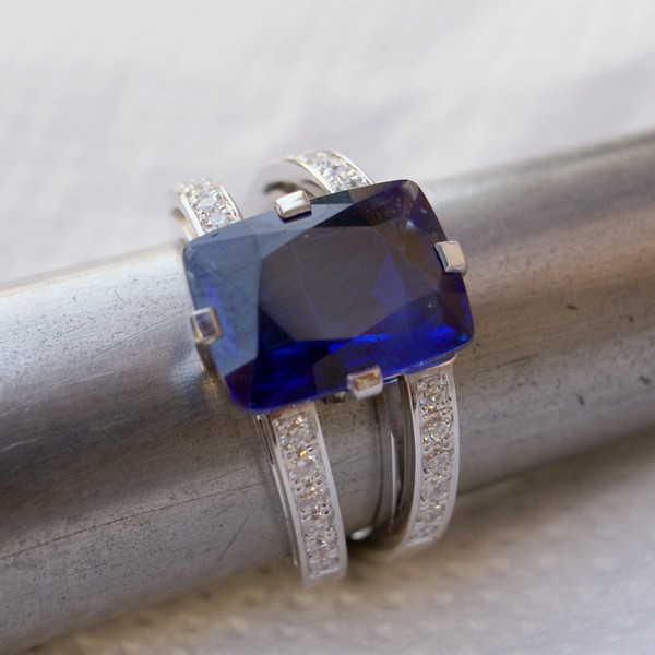 Bague en or blanc avec saphir et diamants