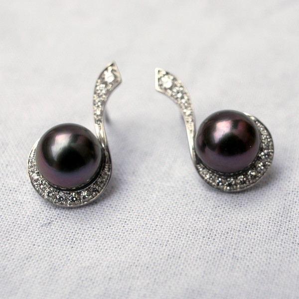 Boucle d'oreilles en or grise, avec perle de Tahiti et diamants