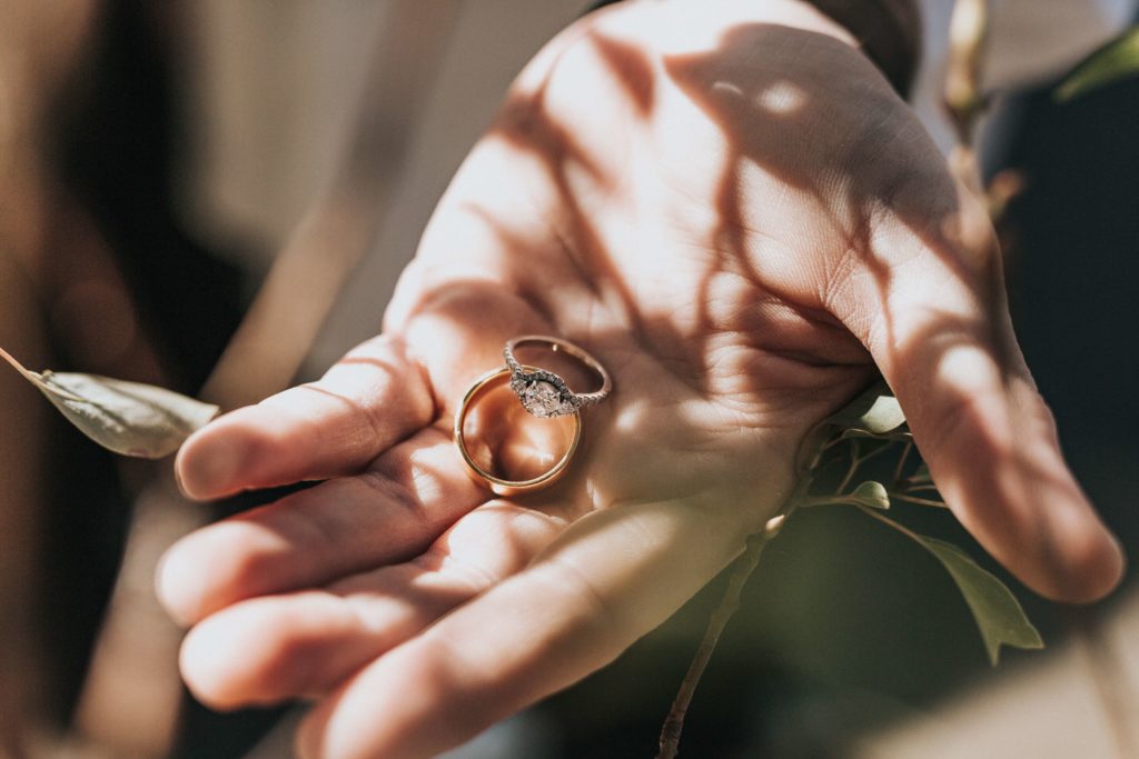 Femme tenant une bague en or