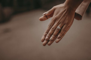 Femme portant une bague en argent