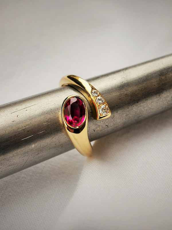 Bague or jaune avec rubis et diamants