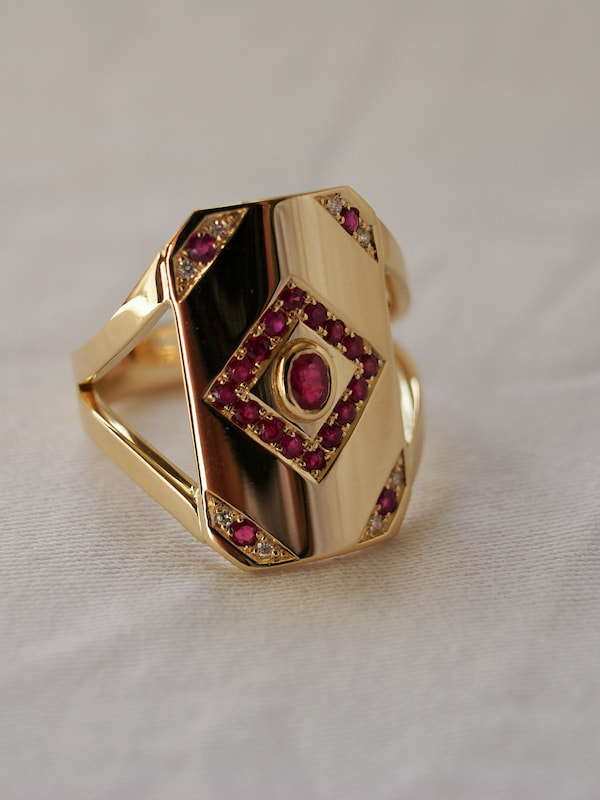 Bague or jaune avec rubis et diamants