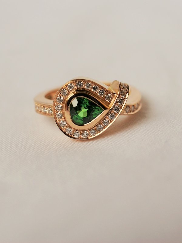 Bague or rose grenat tsavorite poire diamants