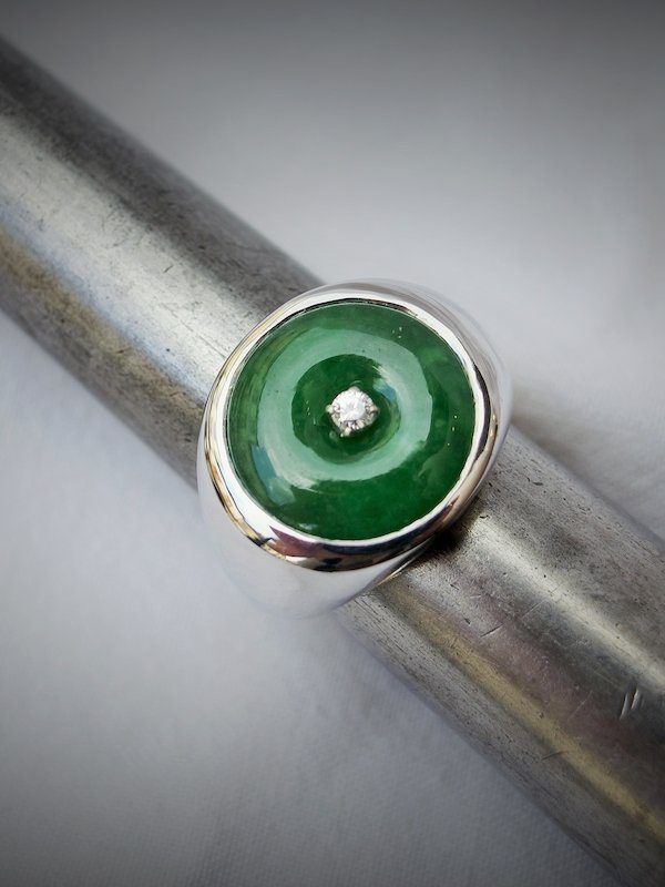 Bague or blanc, jade et diamant