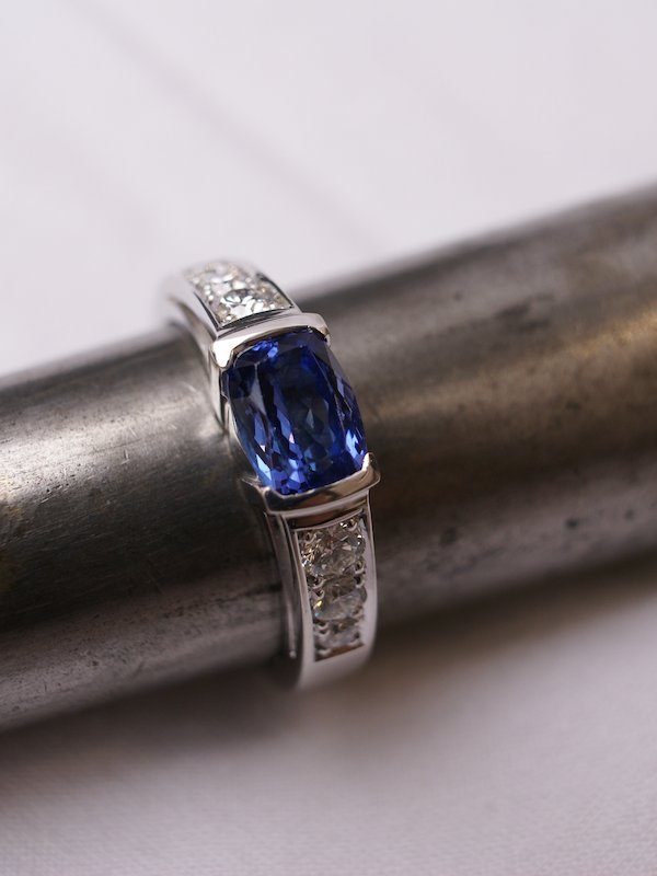 Bague or blanc, tanzanite et diamants