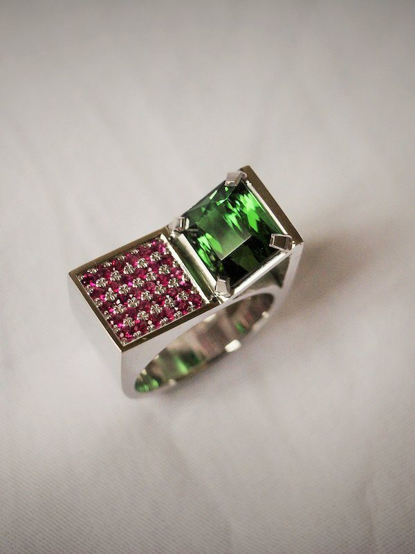 Bague or blanc tourmaline verte et pavage rubis