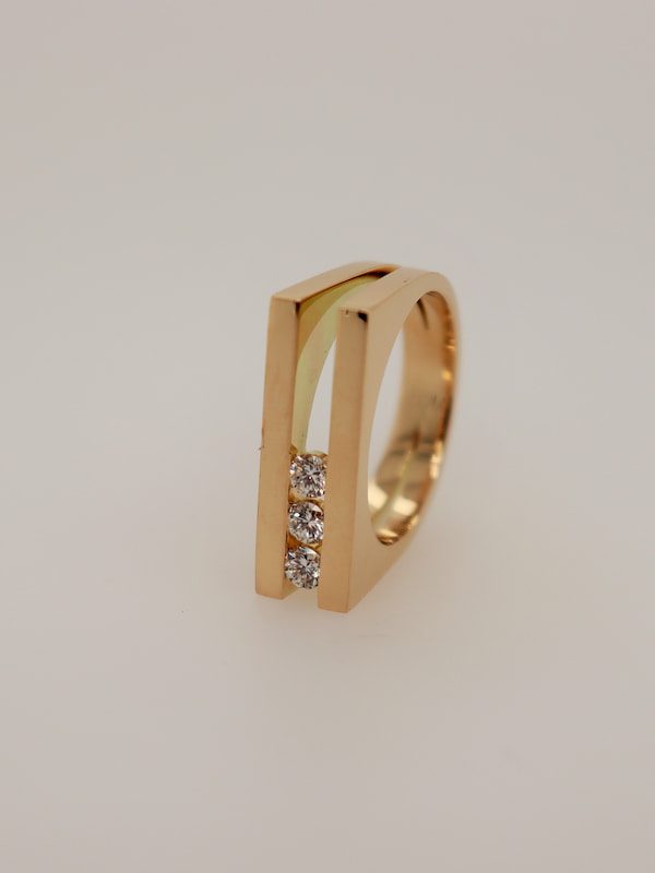 Bague or jaune et diamants