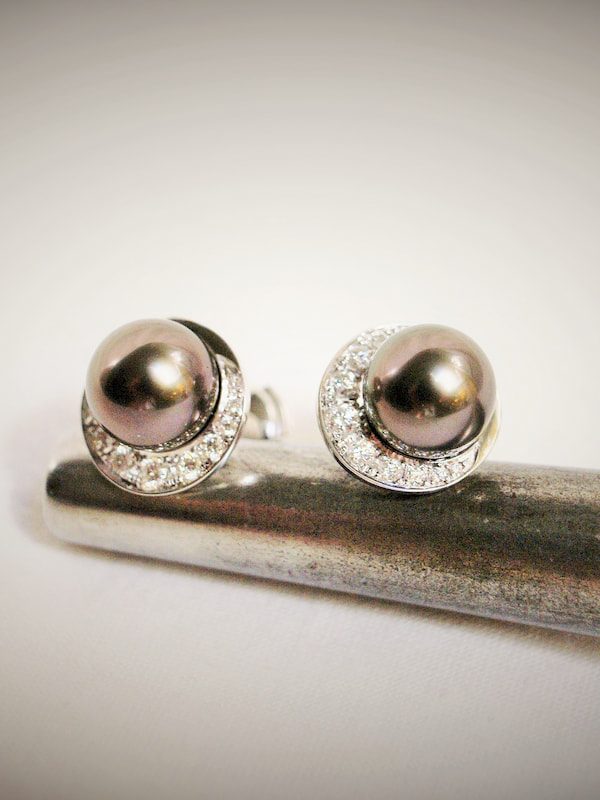 Boucles d'oreille or blanc, perles de Tahïti et diamants