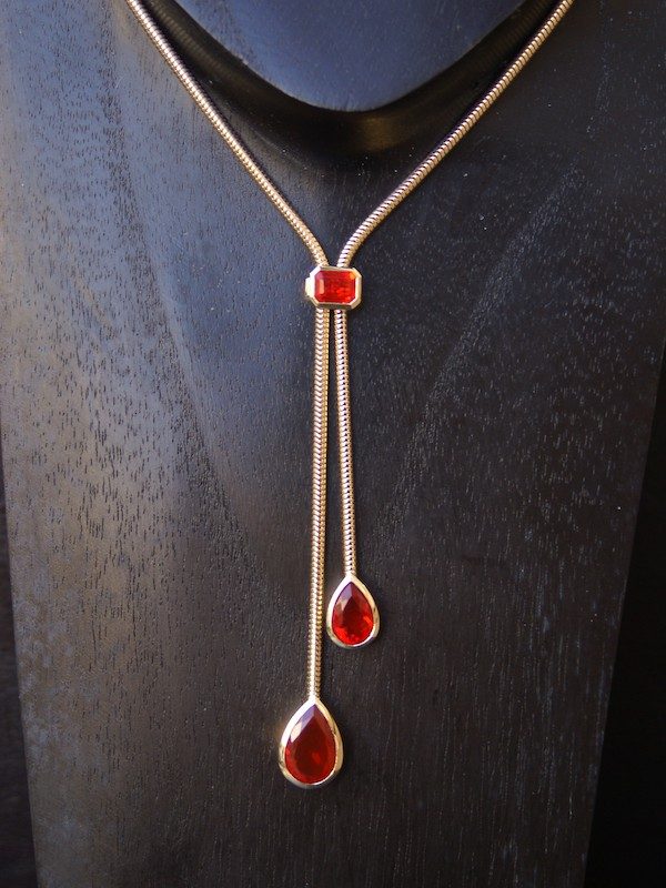 Collier or jaune et opales de feu