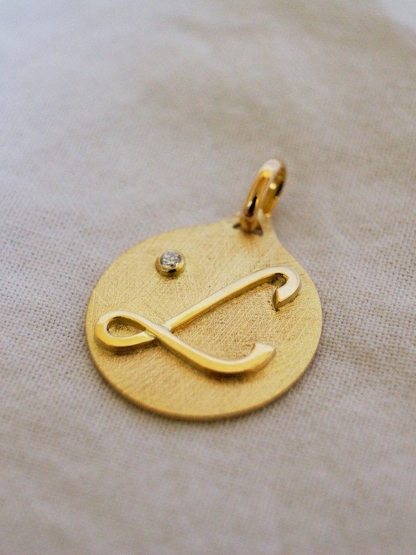 Médaille or jaune lettre en relief et petit diamant