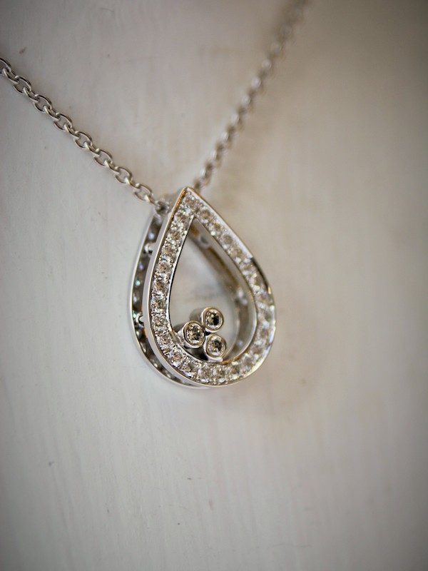 Pendentif or blanc et diamants