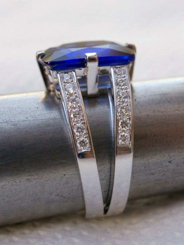 Bague en or blanc avec saphir et diamants