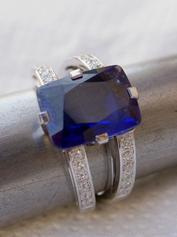 Bague en or blanc avec saphir et diamants