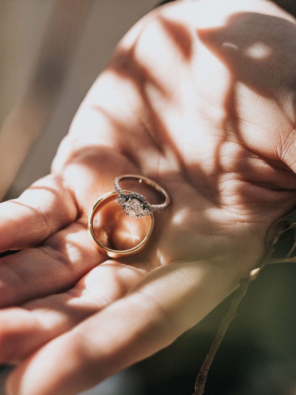 Femme tenant une bague en or