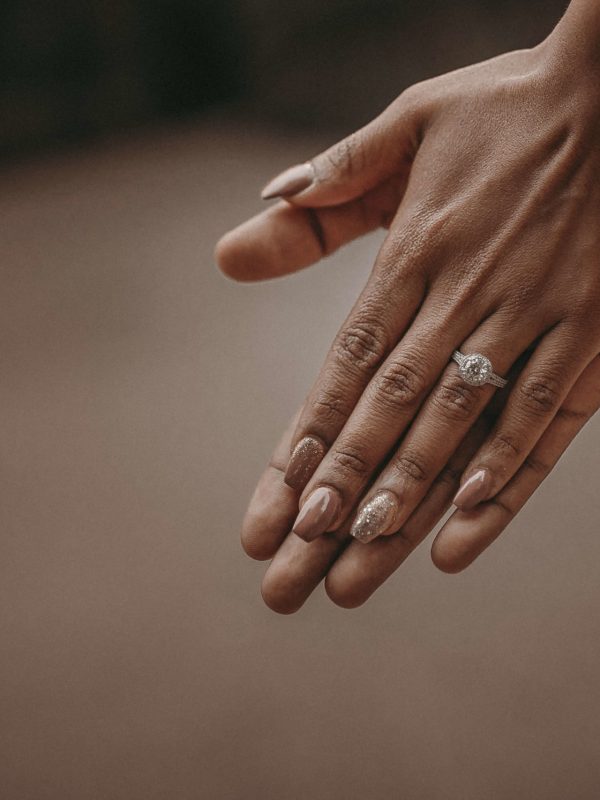 Femme portant une bague en argent